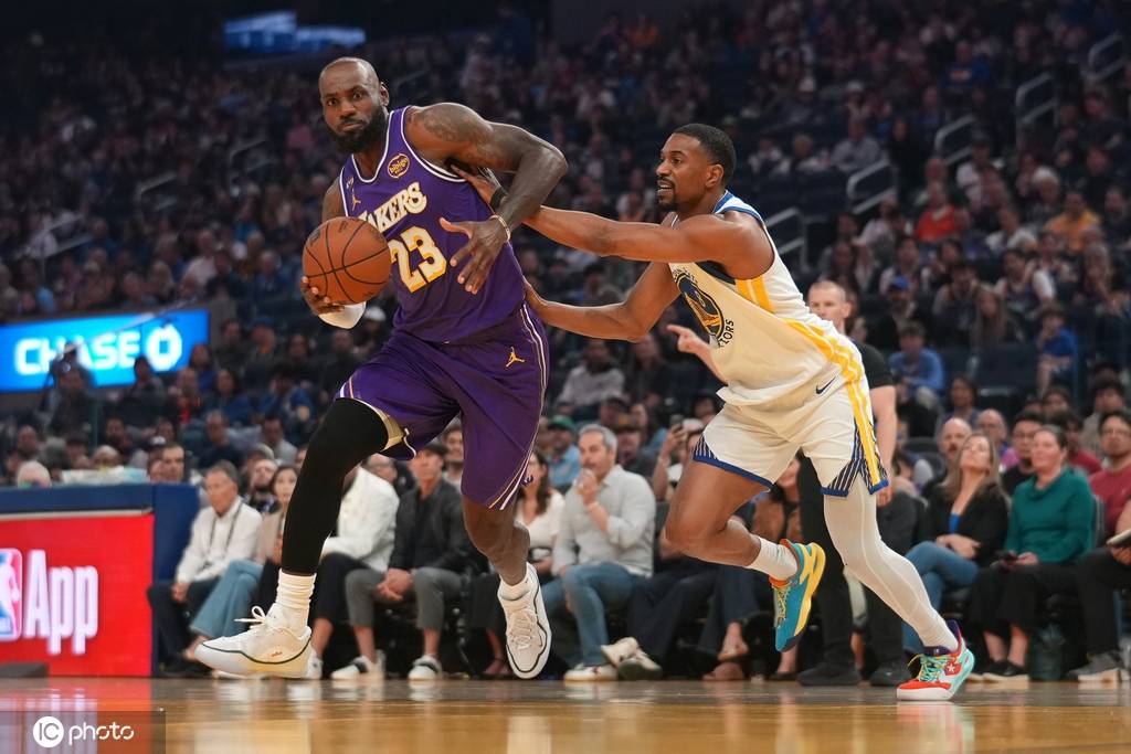 詹姆斯26+8+11库里缺阵 湖人大胜勇士