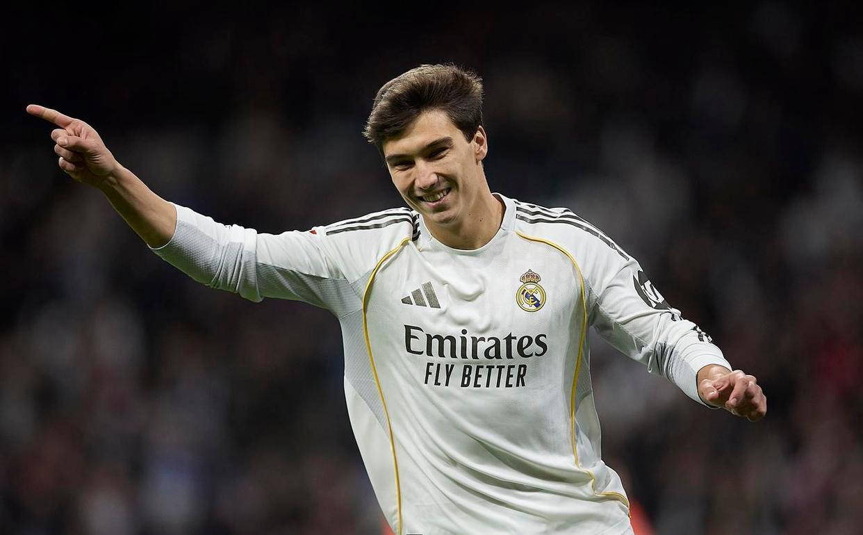 西甲最新积分榜发布：皇马4-1大胜逆转巴萨登顶，维尼修斯状态火热